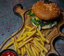 Бургер из мяса оленя с сыром Чеддер и картофелем фри