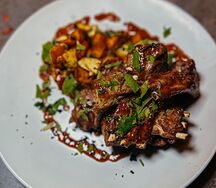 Каре молодого ягненка с печеным мини картофелем