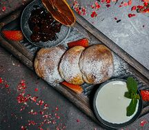 Сырники с вареньем из кизила и сметаной