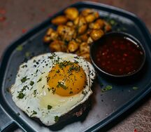 Бифштекс из мяса северного оленя с жареными шампиньонами и брусничным соусом