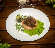 Бифштекс мясной с грибами