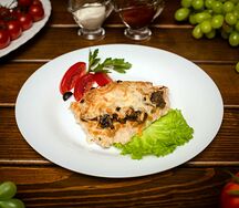 Отбивная из свинины с грибами и сыром