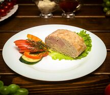 Рулет куриный с ветчиной и сыром