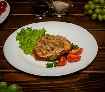 Эскалоп из свинины с жареным луком