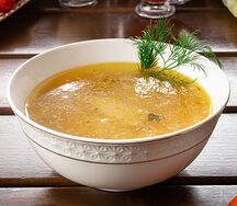 Бульон куриный с яйцом и зеленью