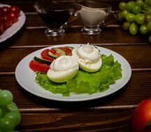 Салат Яйцо с овощами и майонезом