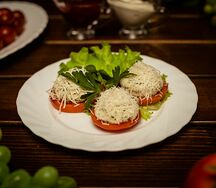 Помидор с сыром и чесноком