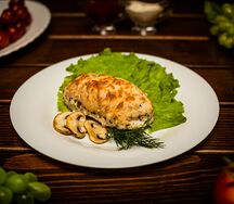 Куриный рулетик с грибами в сметанном соусе