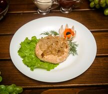 Бифштекс куриный с жареным луком