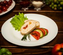 Рулет куриный с овощами и сыром