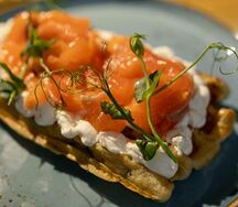 Картофельные вафли с творожным сыром и лососем