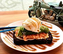 Тост яйцо, лосось, авокадо, унаги