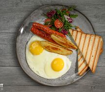 Глазунья из двух яиц и тост