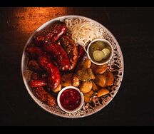 Ассорти колбасок с картофелем беби и квашеной капустой