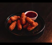 Сырные палочки с брусничным соус