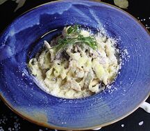Паста с курицей, грибами и вялеными томатами