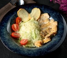Салат Цезарь с курицей