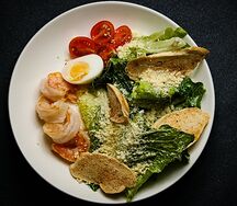 Салат Цезарь с креветками