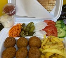 Фалафель на тарелке