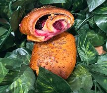 Штрудель с вишней, изюм, и орехи