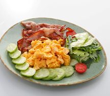 Классический скрембл с обжаренным беконом