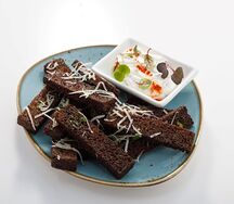Гренки из бородинского хлеба с сыром и соусом тартар