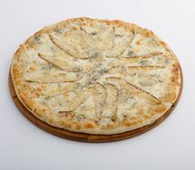 Пицца с грушей и сыром дорблю