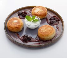 Сырники с вишневым вареньем и сметаной