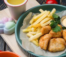 Фри с наггетсами и сырным соусом