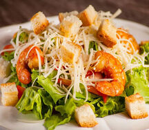 Салат Цезарь с креветками