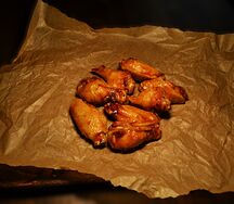 Куриные крылья в пряной карамели