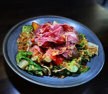 Пряный салат с пастрами