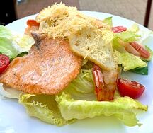 Салат Цезарь с креветками и сёмгой