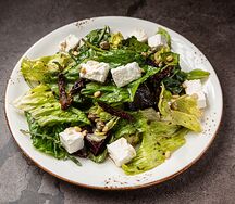 Салат с запеченной свеклой и сыром Фета