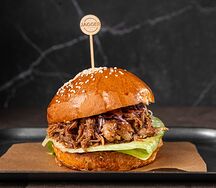 Бургер с рваной свининой