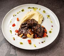 Говяжьи щеки с картофельным пюре