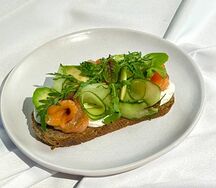 Лосось со сливочным сыром и огурцом