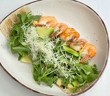 Салат руккола с креветками и томатами