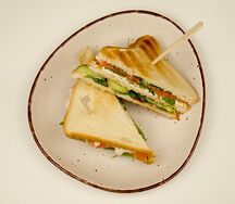 Тост с яйцом пашот, лососем и сливочным сыром