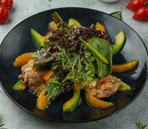 Салат с курицей, авокадо и апельсином