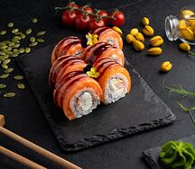 Ролл Филадельфия Lux с копченым лососем и крабом