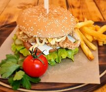 Бургер с кусочками курицы