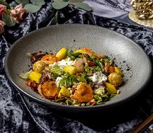 Салат с креветкой и страчателлой