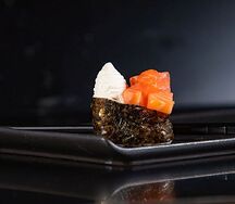 Гункан Лосось с крем-сыром