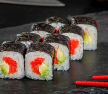 Миру маки с копченым лососем и авокадо