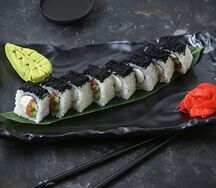 Ролл в чёрной тобико с тунцом и сыром Филадельфия