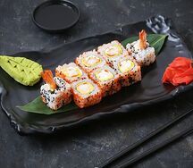 Ролл Асахи с тигровой креветкой и тобико