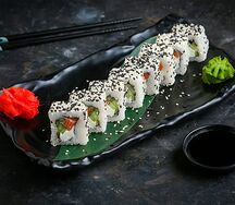 Ролл Черный и белый лосось в кунжуте