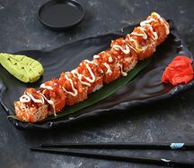 Красный дракон с тигровой креветкой и сыром моцарелла