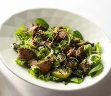 Салат с говядиной и цукини